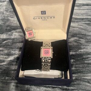 Givenchy Pink Quartz 4 G Silver
Watch | 25.5mm/6in | Full Inclusion
